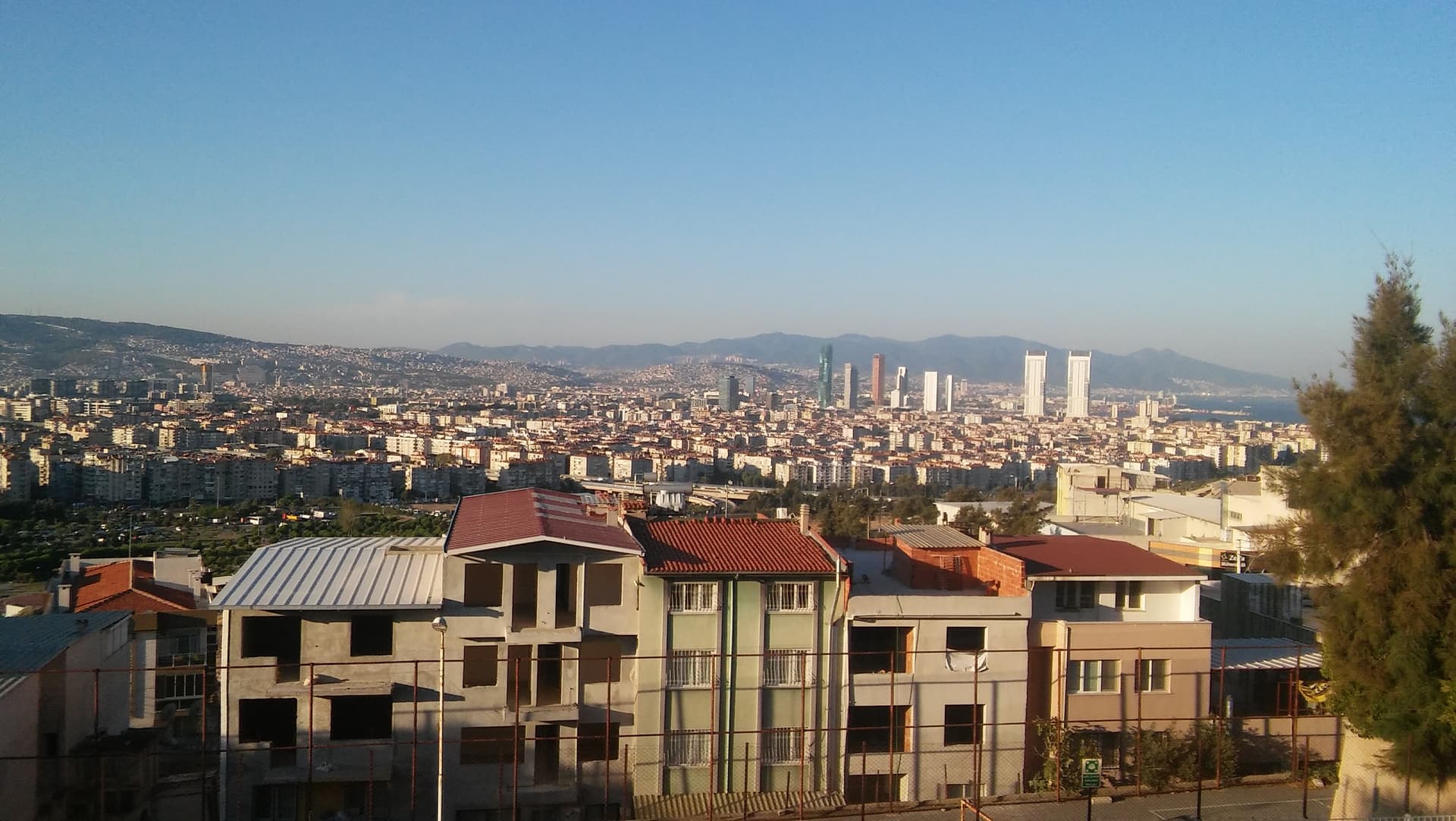 Bornova evleri ve arkada İzmir