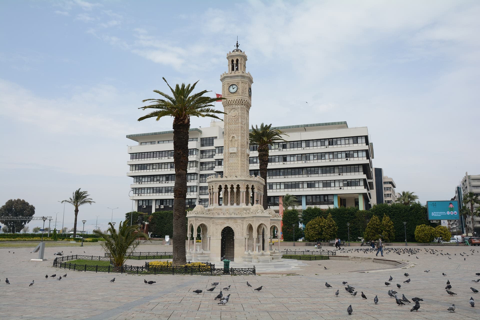 Konak Meydanı ve İzmir Saat Kulesi