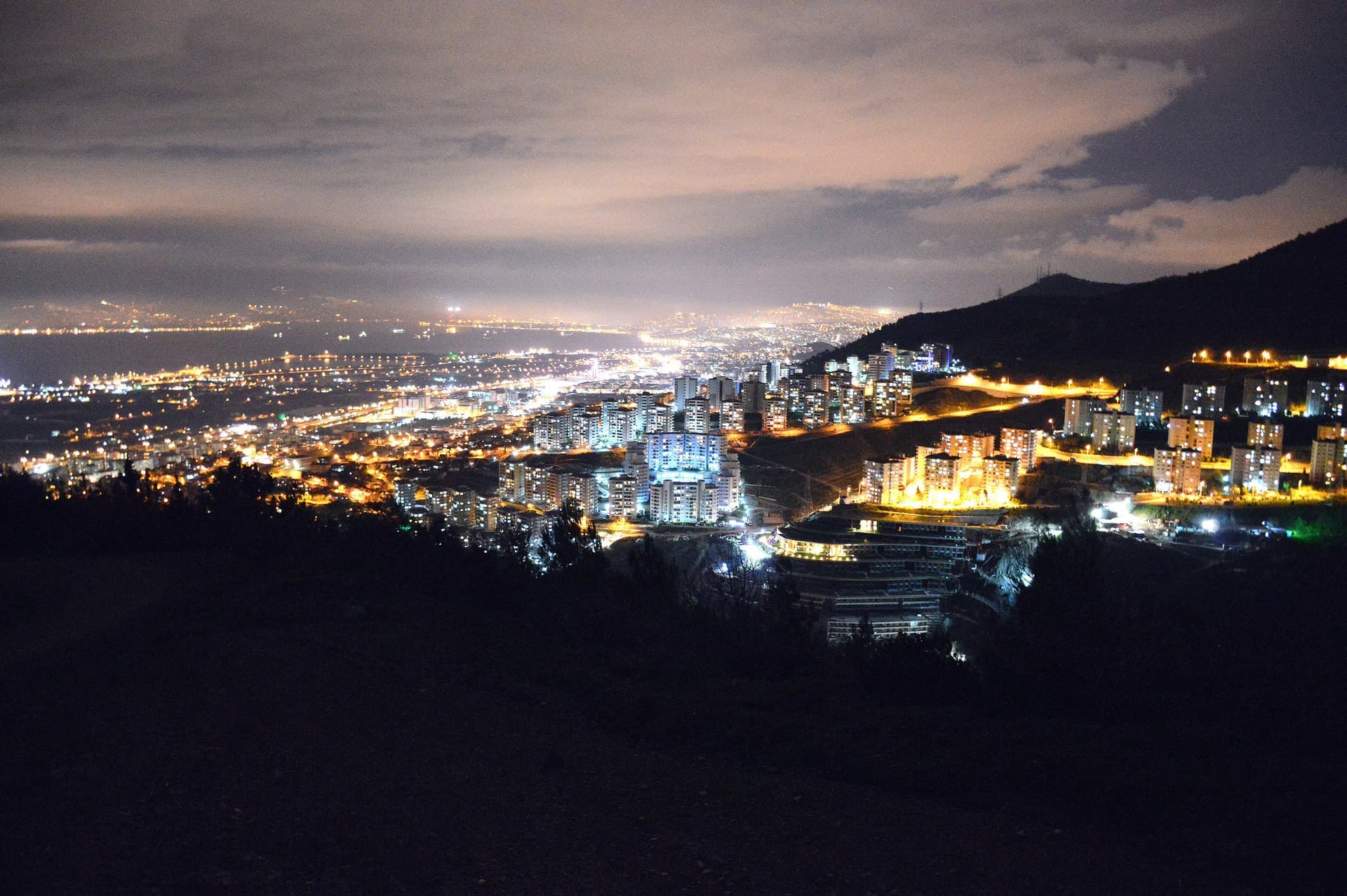 Narlıdere sırtlarından gece İzmir ışıkları